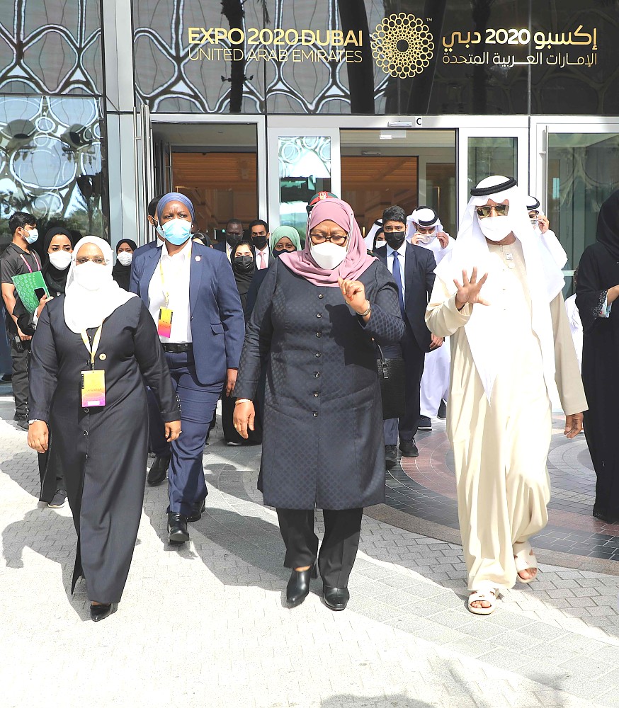 Mheshimiwa Rais Samia akiwa na mwenyeji wake wakielekea kwenye jukwaa kuu kwa ajili ya kuhutubai Maonesho ya Expo 2020
